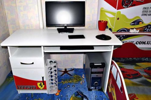 Дитячий комп'ютерний стіл